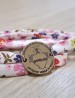 "Detente" Wrap Pulsera/gargantilla · Disco acero y cordón tela flores